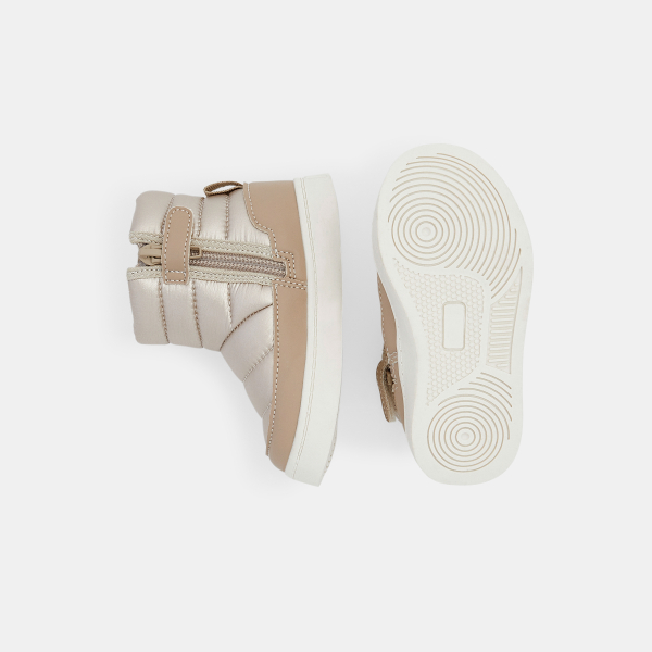 حذاء مبطن بالفرو، لونه بيج للفتيات الصغيرات